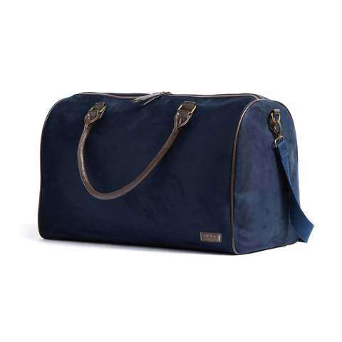 Spacious weekend bag that is perfect for shorter trips or excursions. The bag comes in a timeless and classic design in suede imitation and is decorated with brass details. A great and easy travel companion for the days when you are constantly on the go.
