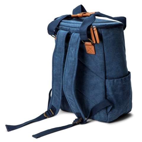 Grote stevige canvas rugzak koeltas (23 liter) van Orrefors Hunting. Voorzien van een groot hoofdvak en drie kleinere vakken voor accessoires. De buitenkant is gemaakt van een duurzame canvas stof en de tas is voorzien van een stevig handvat en een verstelbare rugband, die gemakkelijk kan worden losgemaakt. Orrefors Hunting koeltassen hebben een stevige isolatie en onderscheiden zich als degelijke en stevige kwaliteitsproducten die je altijd en overal kunt gebruiken, ontworpen voor mensen die graag buiten en in de natuur zijn.