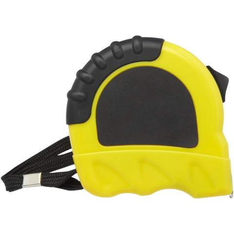 Mètre ruban en acier et en fer de 5 mètres comprenant une pince de ceinture en fer et un bracelet en polyester. Affiche les centimètres et les pouces. L'étui est composé de 17 % de plastique recyclé certifié RCS et de 3 % de TPE recyclé. La norme RCS (Recycled Claim Standard) vérifie le contenu recyclé d'un produit tout au long de la chaîne d'approvisionnement. Emballé dans un coffret cadeau STAC provenant de sources durables.