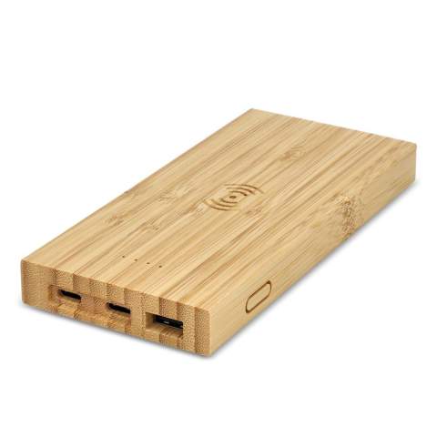 Diese nachhaltige 8.000-mAh-Powerbank ist aus Bambus gefertigt und verfügt über kabelloses Laden (5 W). Sie hat drei Ausgangsanschlüsse: USB-A (DC5V-2.0A max) und zwei Typ-C-Anschlüsse (DC5V-2.4A max). Ausgestattet mit Überlastungs-, Überentladungs-, Kurzschluss- und Überspannungsschutz, ist es eine zuverlässige Ladelösung.