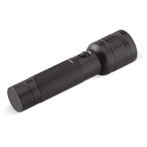 Prenez cette torche en aluminium compacte et légère avec vous lors d'un voyage de survie ou au camping. La torche à LED 3W est livrée dans une boite cadeau comprenant 3 piles AAA.