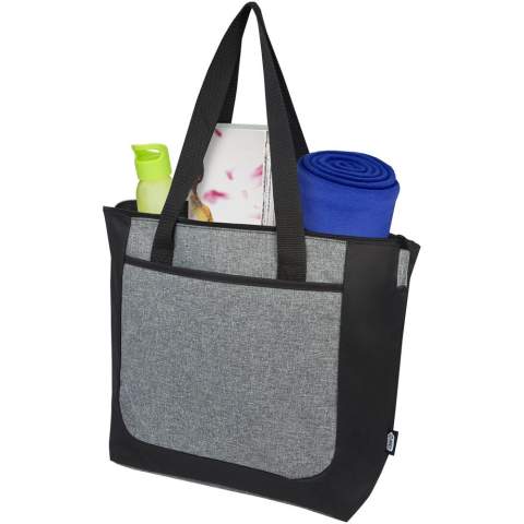 De Reclaim tote bag in twee kleuren is gemaakt van 100% GRS gerecycleerde materialen aan de buitenkant en beschikt over een voorzak met een sleuf en een rits hoofdcompartiment. Dit is een geweldig alternatief voor plastic boodschappentassen. De lengte van het handvat is 25 cm en de tas kan een gewicht van maximaal 10 kg dragen.