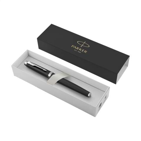 Stylo roller à encre bleue de la marque Parker. Avec une forme élancée et conique et un design exclusif. Le corps en laiton, associé à une extrémité avant en plastique noir et des accents en acier inoxydable brillant, donne une allure élégante. Avec capuchon amovible et clip à flèche iconique. La pointe roller et la recharge gel bleue à séchage rapide assurent une expérience d’écriture fluide. Idéal comme cadeau personnel et parfait pour un usage quotidien. Livré dans une boîte-cadeau Parker. Fabriqué en Europe. Emballage par pièce.