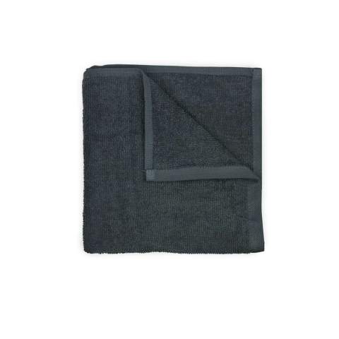 Für jeden Salon gibt es das T1-S45 Salon Towel Anthrazit Salontuch von The One mit einer Größe von 45 x 90 cm.<br />Häufiges Waschen ist mit diesem Handtuch kein Problem, sogar Trockenwäsche ist möglich.<br />Das Handtuch ist angenehm zu tragen und durch die Stoffstärke von 400 gr/m2 sehr weich.<br />Die gekämmte Baumwolle hat eine hohe Saugfähigkeit.<br />Wählen Sie nun eine der verschiedenen Farben, die von den Farben Lateinamerikas inspiriert sind.