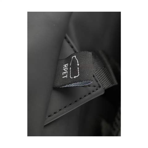 WoW! Sac à dos pour ordinateur portable 'roll-top' pratique, robuste et spacieux avec une poche zippée supplémentaire sur le devant. Ce sac à dos est doté d'une fermeture pratique à enroulement avec Velcro en haut ainsi que d'une fermeture éclair. Fabriqué en PU hydrofuge, 5% PU recyclé et 42% polyester recyclé. Le sac à dos est doté d'une doublure soigneusement finie en PET recyclé et est entièrement équipé. L'intérieur spacieux dispose d'un compartiment spécial pour ordinateur portable pour le transport en toute sécurité d'un ordinateur portable (jusqu'à 15,6 pouces) ou d'une tablette. Vous trouverez également plusieurs poches intérieures pour le rangement organisé d'un téléphone, de papeterie ou d'autres accessoires. En utilisant l'élastique à l'intérieur, une gourde reste bien en place. Également fourni avec une sangle de transport pratique. Pour plus de confort, le dos et les bretelles réglables sont dotés de mousse souple. Ce sac à dos est parfait pour un usage quotidien et vous pouvez facilement l'emmener à l'école ou au travail. Certifié RCS. Matière recyclée totale : 47%. Capacité env. 19 litres.
