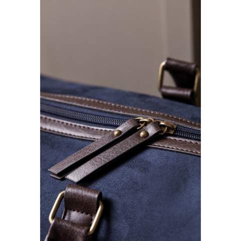 Spacious weekend bag that is perfect for shorter trips or excursions. The bag comes in a timeless and classic design in suede imitation and is decorated with brass details. A great and easy travel companion for the days when you are constantly on the go.