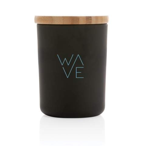 Creëer warmte en gezelligheid in huis met deze Ukiyo geurkaars. Geniet van de subtiele geur die vrijkomt. De geurkaars wordt geleverd in een elegante pot met bamboe deksel.