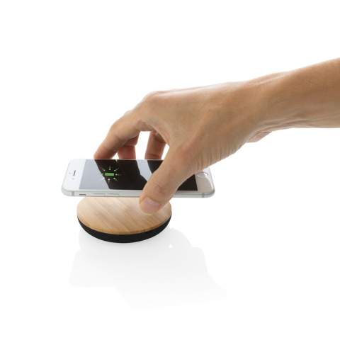 Dieser 5W Wireless-Charger fügt sich perfekt in Ihr zu Hause. Schließen Sie den Bamboo X einfach mit dem 150cm langen USB-Kabel an einer Stromquelle an und laden Sie Ihr Smartphone wann immer Sie möchten. Das Gehäuse besteht aus Bambus und der Stoff ist eine Mischung aus 30% Baumwolle, 40% Hanf und 30% recyceltem PET. Wireless Charging ist kompatibel mit allen QI-fähigen Geräten  wie der neusten Android Generation sowie iPhone 8, 8Plus und X. Input: 5V/2A. Wireless Output: 5V/1A 5W. Registered design®. In 100% platsikfreier Verpackung verpackt.<br /><br />WirelessCharging: true