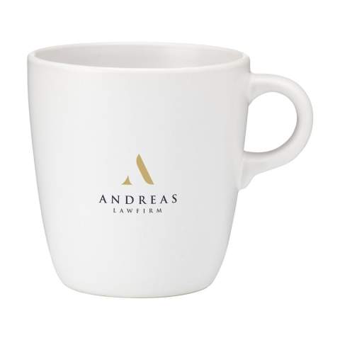 Mok in een eenvoudig, trendy design. Van hoogwaardig keramiek en voorzien van een matte toplaag aan de buiten- en binnenzijde. Inhoud 375 ml. OPMERKING: De witte mok kan niet worden voorzien van een lasergravure omdat deze onvoldoende zichtbaar is.