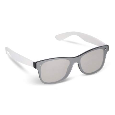 Faites-vous remarquer avec ces lunettes de soleil modernes à verre unique. Conçues avec une lentille miroir UV400 pour une protection complète des yeux, elles offrent un look audacieux et élégant. La monture légère mais durable assure un confort tout au long de la journée, ce qui les rend parfaites pour une tenue décontractée ou un style de vie actif.