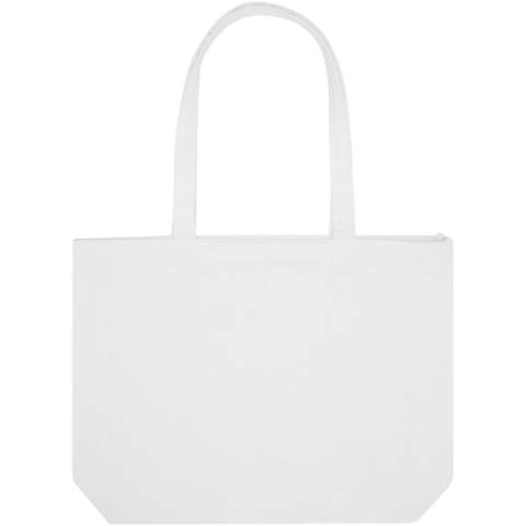 Mit ihrem großen Fassungsvermögen ist die recycelte Weekender-Tasche perfekt für einen Kurztrip geeignet. Die Tasche ist mit einem durchgehenden Reißverschluss ausgestattet, der dafür sorgt, dass die Gegenstände im Inneren geschützt bleiben. Im Hauptfach befindet sich außerdem ein kleines Fach mit Reißverschluss für kleinere Gegenstände. Die Tragetasche enthält Cyclo®-Recyclingfasern, bei denen vorsortierte Abfälle verwendet werden, die die Farbe des Garns bestimmen. Diese Fasern verringern nicht nur den Bedarf an neuen Rohstoffen, sondern sind auch Ausdruck des Engagements für eine Kreislaufwirtschaft und verkörpern das Wesen der Abfallvermeidung und der Förderung eines geschlossenen Kreislaufs. Jede Tasche wird außerdem mit einem Aware™ Tracer geliefert. Diese innovative Funktion ermöglicht es den Nutzern, die Herkunft und den Weg ihres Artikels mithilfe eines QR-Codes nachzuvollziehen, wodurch die Transparenz der Lieferkette erhöht und eine stärkere Verbindung zwischen dem Produkt und seinem Herstellungsprozess fördert.