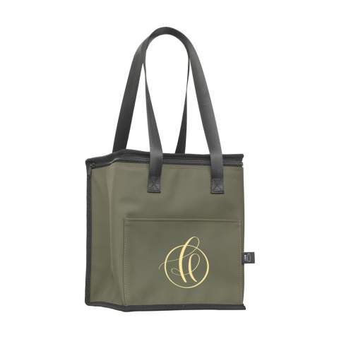 WoW! Stabile und coole Kühltasche aus wasserabweisendem PU, zu 7% aus recyceltem PU und zu 15% aus recyceltem Polyester. Die Tasche ist sehr robust und außerdem leicht zu reinigen. Um den Inhalt kühl zu halten, ist die Innenseite mit Aluminiumfolie ausgekleidet. Die Kühltasche ist mit einem Reißverschluss und zwei robusten Griffen ausgestattet. Auf der Vorderseite befindet sich ein zusätzliches Aufbewahrungsfach – praktisch für Ihr Handy, Ihre Brieftasche oder alles andere, was nicht kühl gehalten werden muss. RCS-zertifiziert. Gesamtes recyceltes Material: 22%. Fassungsvermögen ca. 9 Liter.