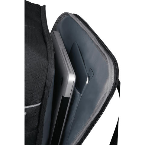 Take2Cabin en je bent vertrokken! Dit is onze nieuwste business en lifestyle collectie voor young professionals die op zoek zijn naar een compacte, handige rugzak. De business rugzak kan dankzij de gecoate stof elk weer aan en is uitgerust met een USB-aansluiting. Zo laad je al je mobiele toestellen moeiteloos op onderweg. Bij alle modellen – stuk voor stuk uitstekend georganiseerd – kun je makkelijk bij het hoofdvak. Trek je Take2Cabin rugzak aan en spring op het vliegtuig, de bus, de trein of je fiets!