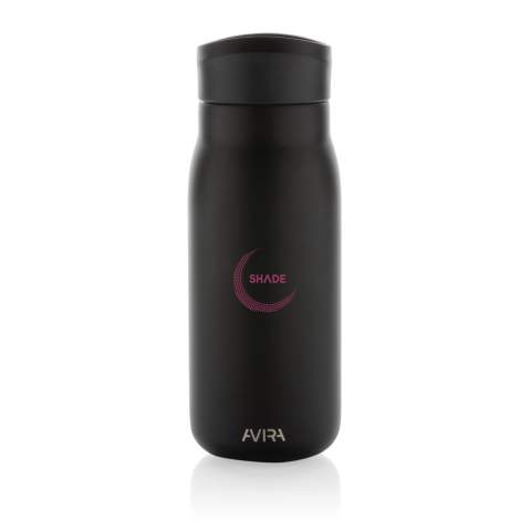 De Avira Ain reisfles is de perfecte oplossing voor uw cafeïnebehoeften onderweg. Met een inhoud van 150 ml is deze beker de ideale maat voor een snelle opkikker terwijl je onderweg bent. Het gestroomlijnde ontwerp en het handige formaat maken het gemakkelijk om in een tas te dragen, mede dankzij het lekvrije deksel. Gemaakt met RCS (Recycled Claim Standard) gecertificeerde gerecyclede materialen. RCS-certificering zorgt voor een volledig gecertificeerde toeleveringsketen van de gerecyclede materialen. Totale gerecyclede inhoud: 74% op basis van het totale gewicht van het item. Inclusief FSC®-gecertificeerde kraftverpakking. Hergebruik de doos in een telefoonhouder, potloodhouder of bloempot!<br /><br />HoursHot: 5<br />HoursCold: 15