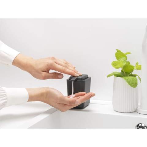 Brabantia zeepdispenser van kunststof, met afneembare bovenzijde en grote navulopening. Met drupvrije zeeppomp die gemakkelijk met één hand te bedienen is. Rechthoekig, ruimtebesparend ontwerp met antislip onderzijde. Gemaakt van corroseriebestendige materialen. Geschikt voor 200 ml handzeep of afwasmiddel. Het reservoir is vaatwasserbestendig. 96% recyclebaar. Met 5 jaar fabrieksgarantie.