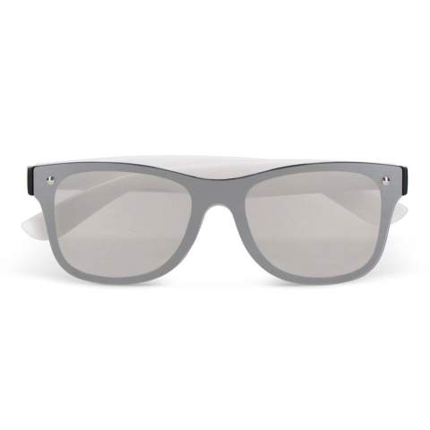 Faites-vous remarquer avec ces lunettes de soleil modernes à verre unique. Conçues avec une lentille miroir UV400 pour une protection complète des yeux, elles offrent un look audacieux et élégant. La monture légère mais durable assure un confort tout au long de la journée, ce qui les rend parfaites pour une tenue décontractée ou un style de vie actif.