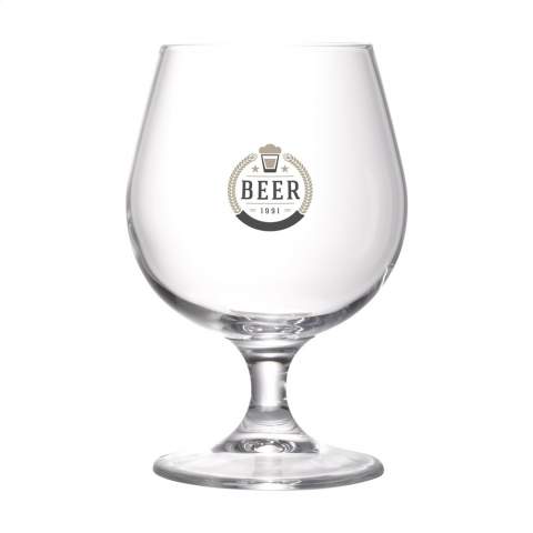 Beer glass with stem. Specially designed for serving chilled specialty beers. The curved shape of the glass enhances the taste and smell of the beer. In addition, the shape of this glass allows for an impressive foam head on every beer. A high quality, clear glass with an attractive appearance. Ideal for use in the hospitality industry. Capacity 530 ml.