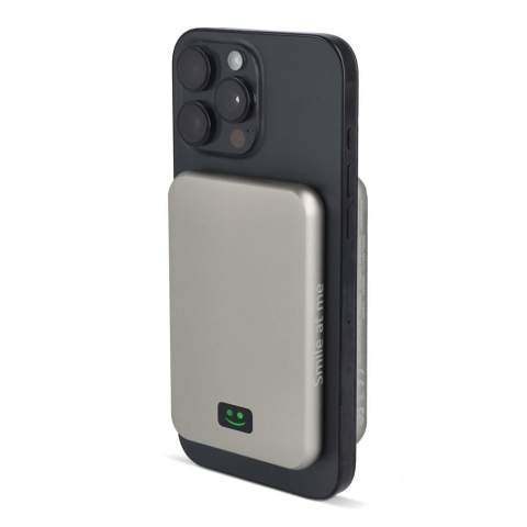 Mühelose Aufladung mit dieser MagSafe-kompatiblen Xoopar-Powerbank. Entwickelt für kabelloses Laden mit bis zu 15 W, mit schnellem Typ-C-Eingang/Ausgang für vielseitiges Laden. Ultraflach (9 mm), leicht (112 g) und mit einem Spiegel auf einer Seite, perfekt für Reisen und den täglichen Gebrauch. Hergestellt aus recyceltem ABS. Enthält ein USB-C-Kabel.