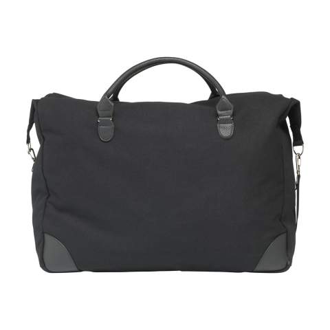 WoW! Diese praktische Wochenend-Reisetasche ist aus recyceltem Segeltuch (340 g/m²) gefertigt. Die robuste Tasche hat einen coolen und modernen Look. Für die Aufbewahrung Ihrer Habseligkeiten ist reichlich Platz vorhanden. Die Tasche verfügt außerdem über je ein zusätzliches Reißverschlussfach an der Innen- und Außenseite. Praktisch für kleinere Gegenstände, die Sie gerne griffbereit haben. Die Tasche verfügt über 2 robuste Griffe aus recyceltem PU und einen abnehmbaren/verstellbaren Schultergurt aus RPET-Polyester. Wunderschön verarbeitet mit einem Futter aus RPET-Polyester. Die recycelten Materialien garantieren eine lange Lebensdauer. Die ideale Tasche für Kurztrips oder Wochenendausflüge. Fassungsvermögen ca. 49 Liter.
