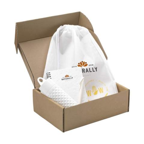 Geschenkset, das sich als Aufmerksamkeit für verschiedene Anlässe eignet. Ob Sie eine neue Mitarbeiterin oder einen neuen Mitarbeiter willkommen heißen, ein Geschenk zum Jahresende überreichen, Ihren Angestellten Ihre Wertschätzung zeigen oder einfach nur Ihre Geschäftsbeziehungen vertiefen möchten: Dieses Geschenk wird einen bleibenden Eindruck hinterlassen. In diesem Geschenkset sind die folgenden Produkte enthalten: • W340.10 Join the Pipe Nairobi Bottle 500 ml • 2308.1020 Senator Nature Plus Matt • W100.10 Seed Paper Notebook A5 • W113.10 Corn Backpack. Gestalten Sie dieses Set noch persönlicher: Lassen Sie einen Namen, ein Zitat oder ein Logo auf die einzelnen Produkte drucken. Die Produkte werden als Set in einer Kraft-Geschenkbox geliefert.