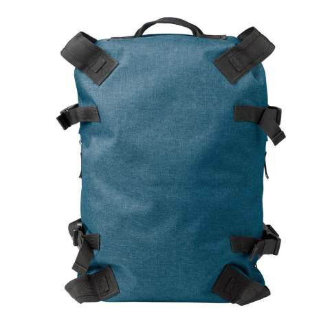 Großer und bequemer Schwerlastrucksack mit gepolsterten Schultergurten und Rückwand. Diebstahlsicher durch einen Reißverschluss auf der Rückseite. Im Inneren gibt es reichlich Platz für Laptop (bis zu 15”) und Tablet. Reißverschlusstaschen an beiden Seiten bieten zusätzlichen Stauraum. 