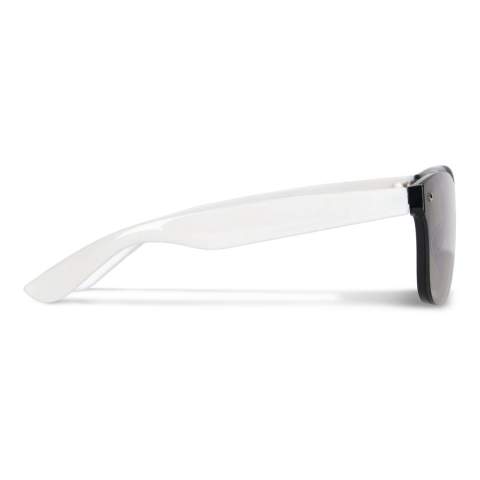 Faites-vous remarquer avec ces lunettes de soleil modernes à verre unique. Conçues avec une lentille miroir UV400 pour une protection complète des yeux, elles offrent un look audacieux et élégant. La monture légère mais durable assure un confort tout au long de la journée, ce qui les rend parfaites pour une tenue décontractée ou un style de vie actif.