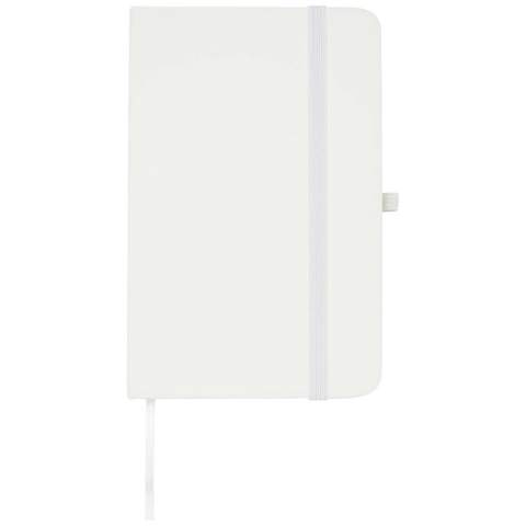 Le carnet à couverture rigide Spectrum Plus A6 à coins arrondis constitue non seulement un accessoire de bureau indispensable, mais aussi une excellente occasion de promouvoir votre marque. Ce carnet est pourvu d’une couverture douce et de 80 feuilles lignées de couleur crème de 70 g/m², idéales pour noter les pensées qui vous passent par la tête, comme du texte plus long. Ce carnet est doté d’une boucle pour stylo, d’une fermeture élastique, d’un ruban marque-page et d’une pochette en accordéon.