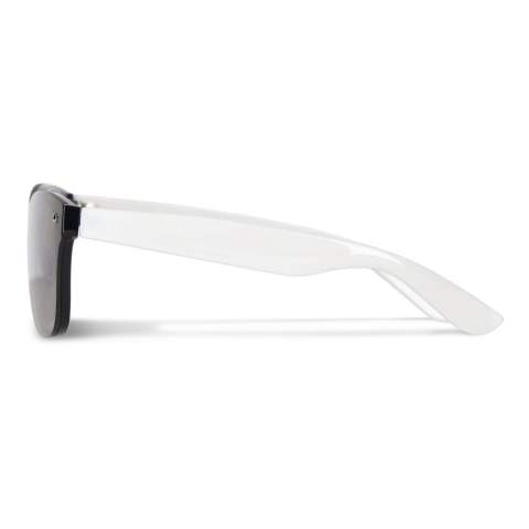 Faites-vous remarquer avec ces lunettes de soleil modernes à verre unique. Conçues avec une lentille miroir UV400 pour une protection complète des yeux, elles offrent un look audacieux et élégant. La monture légère mais durable assure un confort tout au long de la journée, ce qui les rend parfaites pour une tenue décontractée ou un style de vie actif.