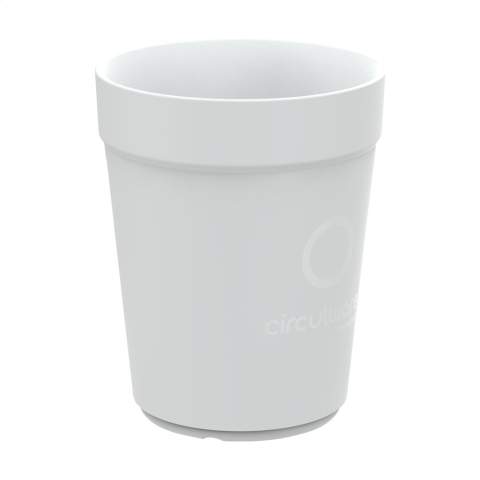 Wiederverwendbarer, stapelbarer Becher der Marke Circulware. Dieser Becher ist aus hochwertigem Kunststoff hergestellt und kann bis zu 500 Mal verwendet werden. Geeignet für einen heißen Kaffee, ein Erfrischungsgetränk oder ein Eis. Eine großartige Alternative zum Einwegbecher. Der Becher ist leicht, einfach zu reinigen und stapelbar, also platzsparend. Für Lebensmittel zugelassen. Spülmaschinengeeignet und mikrowellengeeignet. 100% recycelbar. Damit leistet dieser Becher einen Beitrag zur Kreislaufwirtschaft. Niederländisches Design. Made in Holland. Fassungsvermögen: 300 ml.