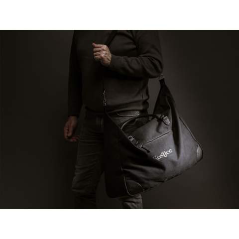 WoW! Diese praktische Wochenend-Reisetasche ist aus recyceltem Segeltuch (340 g/m²) gefertigt. Die robuste Tasche hat einen coolen und modernen Look. Für die Aufbewahrung Ihrer Habseligkeiten ist reichlich Platz vorhanden. Die Tasche verfügt außerdem über je ein zusätzliches Reißverschlussfach an der Innen- und Außenseite. Praktisch für kleinere Gegenstände, die Sie gerne griffbereit haben. Die Tasche verfügt über 2 robuste Griffe aus recyceltem PU und einen abnehmbaren/verstellbaren Schultergurt aus RPET-Polyester. Wunderschön verarbeitet mit einem Futter aus RPET-Polyester. Die recycelten Materialien garantieren eine lange Lebensdauer. Die ideale Tasche für Kurztrips oder Wochenendausflüge. Fassungsvermögen ca. 49 Liter.