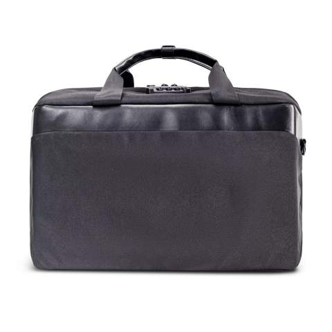 Sac de voyage spacieux et ingénieux en R-PET. Son design compact lui permet d'être dans les dimensions autorisées comme bagage à main des compagnies aériennes à bas coût. De chaque côté du sac plusieurs compartiments fermés peuvent vous permettre de ranger vos affaires en toute sécurité. Une poche en filet est accessible en ouvrant légèrement la fermeture éclair pour que vous ayez toujours vos documents de voyage à portée de main.