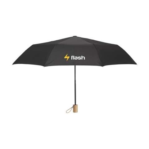 WoW! Opvouwbare paraplu met 190T RPET pongee polyester bespanning. Met RVS frame en steel, mooie bamboe handgreep met katoenen lus, klittenbandsluiting, opberghoes en RPET label. Manuele bediening. RCS-gecertificeerd. Totaal gerecycled materiaal: 18%.