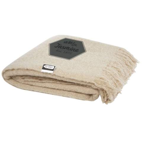 Ultra-soft GRS certified RPET blanket, wrapped with a 190T RPET ribbon. Packed in a recycled polybag. Fringes length: 10 cm on each side. Ribbon size: 72 cm x 4 cm.