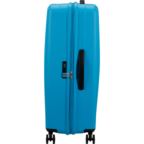 Maak kennis met Rejoy, een opvallende koffercollectie met heldere kleuren die een uitzonderlijke energie uitstralen. Verplaats je overal soepel dankzij de dubbele wielen en houd je spullen veilig achter het TSA-slot. Voor nog meer fun, kan je jouw koffer personaliseren zoals je wenst: kleef er letters en emoji's op om jouw avonturen helemaal uniek te maken. Reizen was nog nooit zo fijn!