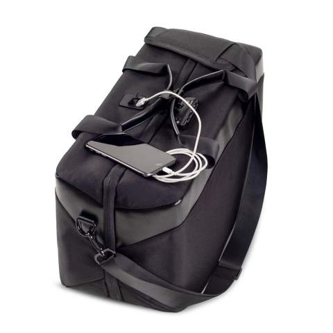 Sac de voyage spacieux et ingénieux en R-PET. Son design compact lui permet d'être dans les dimensions autorisées comme bagage à main des compagnies aériennes à bas coût. De chaque côté du sac plusieurs compartiments fermés peuvent vous permettre de ranger vos affaires en toute sécurité. Une poche en filet est accessible en ouvrant légèrement la fermeture éclair pour que vous ayez toujours vos documents de voyage à portée de main.