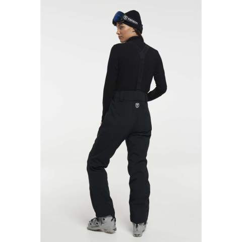 De Core skibroek is een klassieke en zeer veelzijdige skibroek voor dames. De broek is voorzien van Tenson's gepatenteerde MPC Plus technologie (WP 8 000mm / MP 5 000 g/m2/24 h) die een zeer effectieve waterdichtheid combineert met een goed ademend vermogen om je comfortabel te houden tijdens besneeuwde, winderige en natte omstandigheden op de berg. Voorzien van AirPush™ isolatie die zorgt voor dampregulatie met behoud van warmte. De Core Pants kan met of zonder bretels worden gebruikt, afhankelijk van de pasvorm die je wilt. De verstelbare taille en voorgebogen knieën zorgen voor extra bewegingsvrijheid. De broek heeft twee voorzakken met ritsen en een beenzak voor kleine spullen of gewoon om je handen te verwarmen. De broek is verstevigd aan de binnenkant en heeft sneeuwvangers bij de skischoenen om sneeuw buiten te houden, ongeacht het weer op de piste. Combineer de broek met een Core MPC Plus Jacket voor een complete set. Wordt geleverd met E-dye polyester voering en een PFC-vrije waterafstotende afwerking.