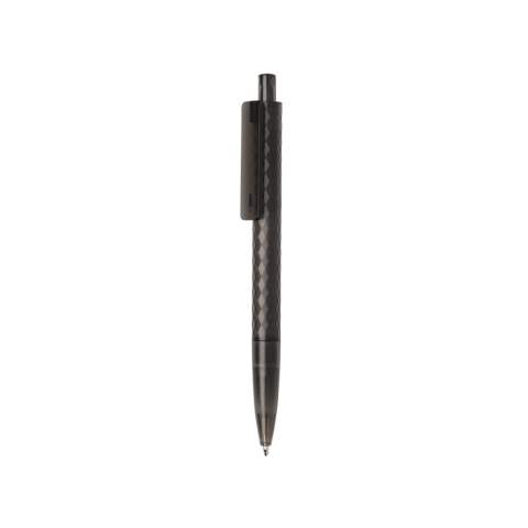 Le stylo X3 en plastique PC recyclé certifié GRS givré allie durabilité et fonctionnalité. Fabriqué à partir de 84 % de plastique PC recyclé certifié GRS, ainsi que le capuchon, le clip, la pointe et le corps avec un revêtement givré, ce stylo est conçu à la fois pour l'écoconscience et le style. Il est équipé d'une encre bleue Dokumental qui permet une écriture fluide jusqu'à 1200 mètres avec une largeur d'écriture de 1,0 mm. Le mécanisme à clic permet une utilisation facile, tandis que le logo de recyclage RPC sous le piston indique ses origines durables.