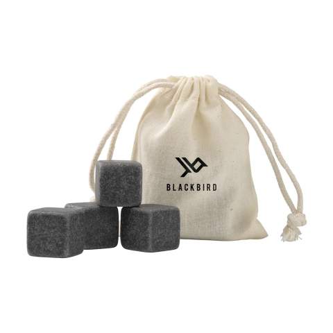 Ce lot de 4 glaçons réutilisables en granit de la marque Wooosh est parfait pour rafraîchir une boisson sans l'édulcorer. Les cubes ne fondent pas, ce qui permet de préserver au mieux la saveur de la boisson. Après utilisation, les pierres sont faciles à nettoyer et peuvent être replacées directement dans le congélateur pour une nouvelle utilisation. Un ajout élégant, décoratif et fonctionnel à toute boisson. Livré en set dans une pochette en coton.