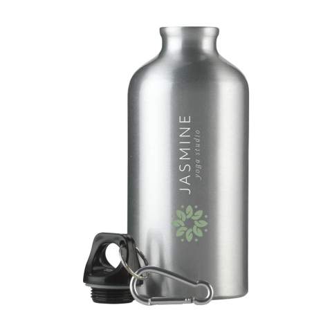 WoW! Bouteille d'eau à paroi simple en aluminium recyclé. Avec une finition très brillante. Munie d'un bouchon à vis en plastique avec un anneau pour porte-clés et un mousqueton en métal. Le mousqueton ne convient pas comme outil d'escalade. Anti-fuite. Ne passe pas au lave-vaisselle. Certifié GRS. Matière recyclée totale : 85%. Capacité 500 ml.      L'utilisation d'aluminium recyclé permet de réduire le nombre de nouvelles matières premières utilisées pour la fabrication de ce produit. Cela signifie moins de consommation d'énergie et moins d'utilisation d'eau.