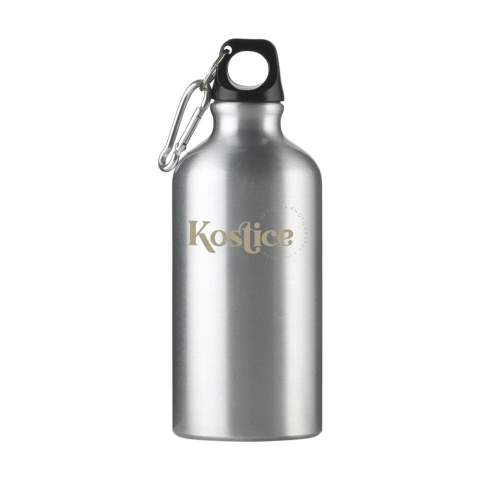 WoW! Bouteille d'eau à paroi simple en aluminium recyclé. Avec une finition très brillante. Munie d'un bouchon à vis en plastique avec un anneau pour porte-clés et un mousqueton en métal. Le mousqueton ne convient pas comme outil d'escalade. Anti-fuite. Ne passe pas au lave-vaisselle. Certifié GRS. Matière recyclée totale : 85%. Capacité 500 ml.      L'utilisation d'aluminium recyclé permet de réduire le nombre de nouvelles matières premières utilisées pour la fabrication de ce produit. Cela signifie moins de consommation d'énergie et moins d'utilisation d'eau.