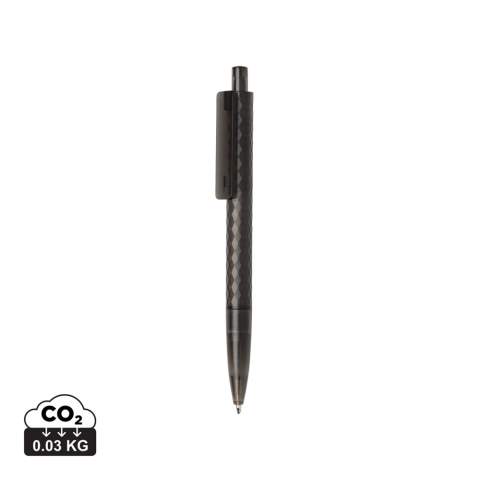Le stylo X3 en plastique PC recyclé certifié GRS givré allie durabilité et fonctionnalité. Fabriqué à partir de 84 % de plastique PC recyclé certifié GRS, ainsi que le capuchon, le clip, la pointe et le corps avec un revêtement givré, ce stylo est conçu à la fois pour l'écoconscience et le style. Il est équipé d'une encre bleue Dokumental qui permet une écriture fluide jusqu'à 1200 mètres avec une largeur d'écriture de 1,0 mm. Le mécanisme à clic permet une utilisation facile, tandis que le logo de recyclage RPC sous le piston indique ses origines durables.