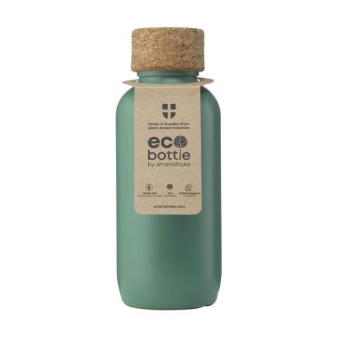 Bouteille d'eau légère d'EcoBottle. Cette bouteille est composée à 98% de biodéchets de canne à sucre. Le bouchon à vis est en liège naturel portugais. Cet article est conçu et produit en Suède, en utilisant principalement des énergies renouvelables. La bouteille est très élégante grâce à son design épuré et parfaite pour une promotion percutante. Elle est parfaite pour le bureau, mais aussi pour la salle de sport ou en déplacement. 100% d'origine végétale. De qualité alimentaire. Ne passe pas au lave-vaisselle. Capacité 650 ml. Fabriqué en Suède.
