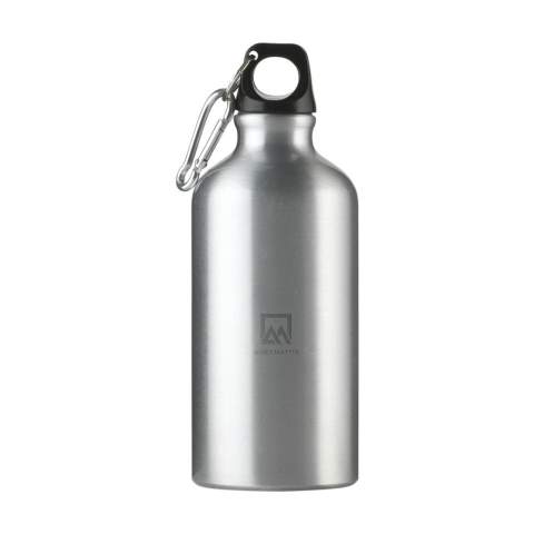 WoW! Bouteille d'eau à paroi simple en aluminium recyclé. Avec une finition très brillante. Munie d'un bouchon à vis en plastique avec un anneau pour porte-clés et un mousqueton en métal. Le mousqueton ne convient pas comme outil d'escalade. Anti-fuite. Ne passe pas au lave-vaisselle. Certifié GRS. Matière recyclée totale : 85%. Capacité 500 ml.      L'utilisation d'aluminium recyclé permet de réduire le nombre de nouvelles matières premières utilisées pour la fabrication de ce produit. Cela signifie moins de consommation d'énergie et moins d'utilisation d'eau.