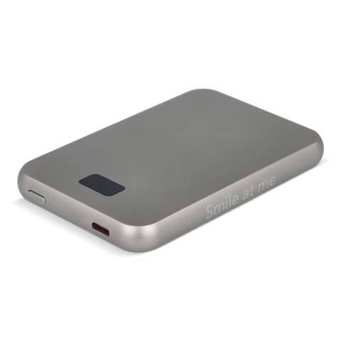 Mühelose Aufladung mit dieser MagSafe-kompatiblen Xoopar-Powerbank. Entwickelt für kabelloses Laden mit bis zu 15 W, mit schnellem Typ-C-Eingang/Ausgang für vielseitiges Laden. Ultraflach (9 mm), leicht (112 g) und mit einem Spiegel auf einer Seite, perfekt für Reisen und den täglichen Gebrauch. Hergestellt aus recyceltem ABS. Enthält ein USB-C-Kabel.