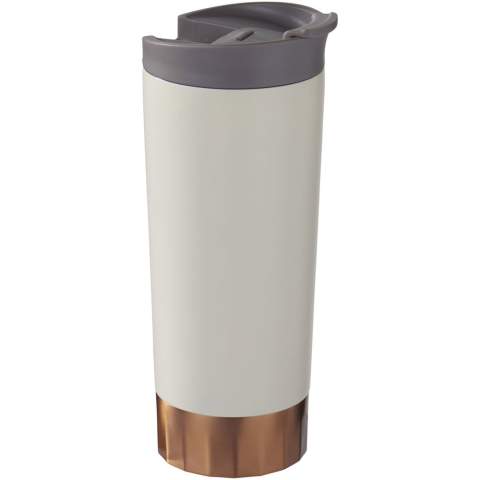 Ce mug durable est idéal pour les déplacements. Le couvercle est étanche. Le mug présente une construction à double paroi en acier inoxydable avec isolation par le vide en cuivre, ce qui signifie qu'il tiendra les boissons chaudes pendant 8 heures et froides pendant 24 heures. La construction empêche également la condensation à l'extérieur du mug. La capacité est de 500 ml. Présenté dans une boîte cadeau Avenue.