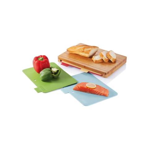 Set de 4 planches à découper (vert, jaune, bleu, rouge) en PP, avec une icône indiquant quel type d’aliment utiliser, passable au lave vaisselle. Celles-ci peuvent être rangées dans ce support en bambou, utilisable aussi en tant que planche à découper (dimensions: 35x25cm).