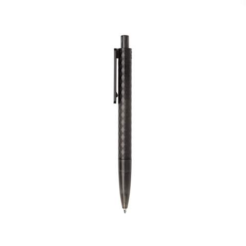 Le stylo X3 en plastique PC recyclé certifié GRS givré allie durabilité et fonctionnalité. Fabriqué à partir de 84 % de plastique PC recyclé certifié GRS, ainsi que le capuchon, le clip, la pointe et le corps avec un revêtement givré, ce stylo est conçu à la fois pour l'écoconscience et le style. Il est équipé d'une encre bleue Dokumental qui permet une écriture fluide jusqu'à 1200 mètres avec une largeur d'écriture de 1,0 mm. Le mécanisme à clic permet une utilisation facile, tandis que le logo de recyclage RPC sous le piston indique ses origines durables.
