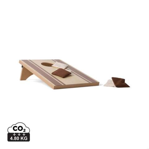 Profitez de ce jeu facile et amusant à l'extérieur ou à l'intérieur. Avec son design intemporel et ses tons terreux, ce jeu est parfait pour tous les âges. C'est le jeu idéal pour les personnes de tous âges. Jouez avec vos amis, votre famille ou même seul. Le jeu comprend un plateau fabriqué en MDF certifié FSC® et six sacs en toile à lancer. Le jeu est emballé dans un sac en toile avec un dos en filet, ce qui permet de l'emporter facilement. Une notice d'utilisation est incluse.