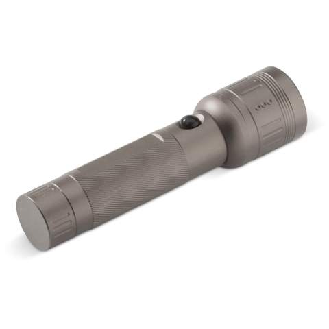 Nehmen Sie diese leichte und kompakte Aluminium-Taschenlampe mit zum Camping oder einem Abenteuer-Ausflug. Die Lampe hat eine 3W-LED und wird mit Batterien in einer Geschenkverpackung geliefert.