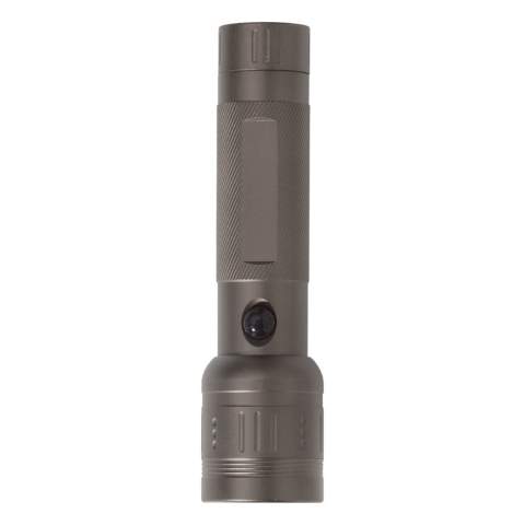Nehmen Sie diese leichte und kompakte Aluminium-Taschenlampe mit zum Camping oder einem Abenteuer-Ausflug. Die Lampe hat eine 3W-LED und wird mit Batterien in einer Geschenkverpackung geliefert.